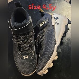 Under Armour Kids Black and White Cleats. Size 4.5